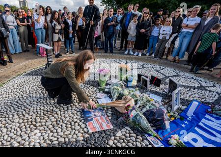London, Großbritannien. September 2025. Ein Trauer legt Blumen für den kürzlich ermordeten Charlie Kirk in Hyde Park, London. Die Zeremonie wurde von Wendepunkt organisiert, der von Kirk gegründeten US-amerikanischen rechtsextremen Studentendruckgruppe. Zu den Rednern der Eulogisation zählte Nick Tenconi, Leiter der UKIP. Quelle: SOPA Images Limited/Alamy Live News Stockfoto