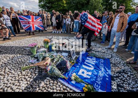 London, Großbritannien. September 2025. Ein Trauer legt Blumen für den kürzlich ermordeten Charlie Kirk im Hyde Park. Die Zeremonie wurde von Wendepunkt organisiert, der von Kirk gegründeten US-amerikanischen rechtsextremen Studentendruckgruppe. Zu den Rednern der Eulogisation zählte Nick Tenconi, Leiter der UKIP. Quelle: SOPA Images Limited/Alamy Live News Stockfoto