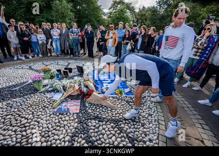 London, Großbritannien. September 2025. Zwei junge amerikanische Trauer legen Blumen für den kürzlich ermordeten Charlie Kirk im Hyde Park. Die Zeremonie wurde von Wendepunkt organisiert, der von Kirk gegründeten US-amerikanischen rechtsextremen Studentendruckgruppe. Zu den Rednern der Eulogisation zählte Nick Tenconi, Leiter der UKIP. (Foto: Lab Ky Mo/SOPA Images/SIPA USA) Credit: SIPA USA/Alamy Live News Stockfoto