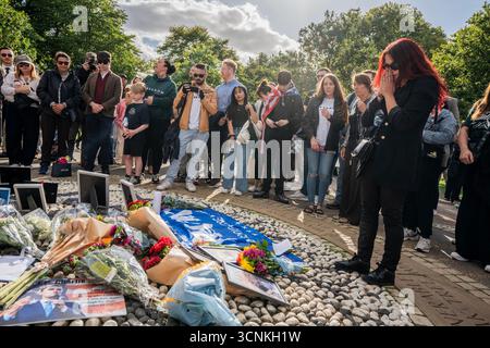 London, Großbritannien. September 2025. Ein Trauer sagt ein stilles Gebet an den kürzlich ermordeten Charlie Kirk im Hyde Park. Die Zeremonie wurde von Wendepunkt organisiert, der von Kirk gegründeten US-amerikanischen rechtsextremen Studentendruckgruppe. Zu den Rednern der Eulogisation zählte Nick Tenconi, Leiter der UKIP. (Foto: Lab Ky Mo/SOPA Images/SIPA USA) Credit: SIPA USA/Alamy Live News Stockfoto