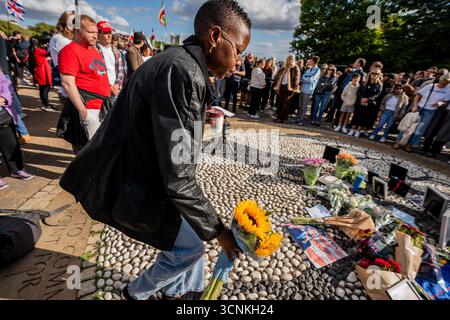 London, Großbritannien. September 2025. Ein Trauer legt Blumen für den kürzlich ermordeten Charlie Kirk in Hyde Park, London. Die Zeremonie wurde von Wendepunkt organisiert, der von Kirk gegründeten US-amerikanischen rechtsextremen Studentendruckgruppe. Zu den Rednern der Eulogisation zählte Nick Tenconi, Leiter der UKIP. (Foto: Lab Ky Mo/SOPA Images/SIPA USA) Credit: SIPA USA/Alamy Live News Stockfoto