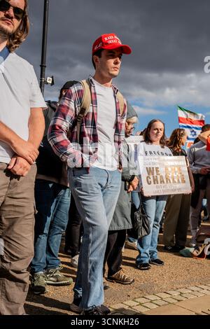 London, Großbritannien. September 2025. Eine Trauernde mit einer roten Trump MAGA-Mütze steht neben einer Frau, die ein Plakat hochhält, auf dem „We are Charlie“ steht, um dem kürzlich ermordeten Charlie Kirk zu Tribut zu geben. Die Zeremonie wurde von Wendepunkt organisiert, der von Kirk gegründeten US-amerikanischen rechtsextremen Studentendruckgruppe. Zu den Rednern der Eulogisation zählte Nick Tenconi, Leiter der UKIP. (Foto: Lab Ky Mo/SOPA Images/SIPA USA) Credit: SIPA USA/Alamy Live News Stockfoto