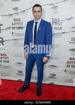21. September 2025, Los Angeles, Kalifornien, USA: Schauspieler ADAM TSEKHMAN nimmt an der „Bau, Artist at war“-Weltpremiere Teil. (Credit Image: © Billy Bennight/ZUMA Press Wire) NUR REDAKTIONELLE VERWENDUNG! Nicht für kommerzielle ZWECKE! Stockfoto