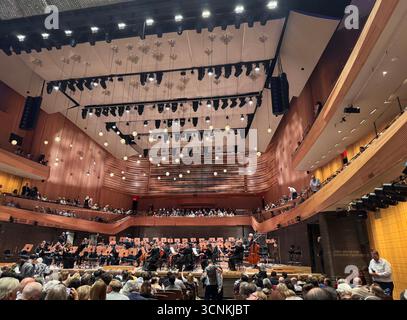New York, New York, USA. September 2025. Eine Ansicht von Mitgliedern der New York Philharmonic im Wu Tsai Theater in der David Geffen Hall. Gustavo Dudamel wird offizieller Musik- und künstlerischer Leiter der New York Philharmonic, nachdem er während der Saison 2025 als designierter Musikdirektor tätig war. (Kreditbild: © Nancy Kaszerman/ZUMA Press Wire) NUR REDAKTIONELLE VERWENDUNG! Nicht für kommerzielle ZWECKE! Stockfoto