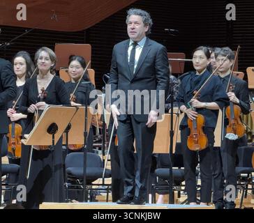 New York, New York, USA. September 2025. Der venezolanische Dirigent GUSTAVO DUDAMEL wurde an der New York Philharmonic im Wu Tsai Theater in der David Geffen Hall gesehen. Dudamel dirigierte Beethovens Fünfte Sinfonie und John Coriglianos erste Sinfonie. 2026 wird Gustavo Dudamel offizieller Musik- und künstlerischer Leiter der New York Philharmonic, nachdem er während der Saison 2025 als designierter Musikdirektor tätig war. (Kreditbild: © Nancy Kaszerman/ZUMA Press Wire) NUR REDAKTIONELLE VERWENDUNG! Nicht für kommerzielle ZWECKE! Stockfoto