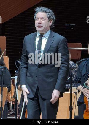 New York, New York, USA. September 2025. Der venezolanische Dirigent GUSTAVO DUDAMEL wurde an der New York Philharmonic im Wu Tsai Theater in der David Geffen Hall gesehen. Dudamel dirigierte Beethovens Fünfte Sinfonie und John Coriglianos erste Sinfonie. 2026 wird Gustavo Dudamel offizieller Musik- und künstlerischer Leiter der New York Philharmonic, nachdem er während der Saison 2025 als designierter Musikdirektor tätig war. (Kreditbild: © Nancy Kaszerman/ZUMA Press Wire) NUR REDAKTIONELLE VERWENDUNG! Nicht für kommerzielle ZWECKE! Stockfoto