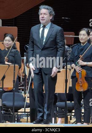 New York, New York, USA. September 2025. Der venezolanische Dirigent GUSTAVO DUDAMEL wurde an der New York Philharmonic im Wu Tsai Theater in der David Geffen Hall gesehen. Dudamel dirigierte Beethovens Fünfte Sinfonie und John Coriglianos erste Sinfonie. 2026 wird Gustavo Dudamel offizieller Musik- und künstlerischer Leiter der New York Philharmonic, nachdem er während der Saison 2025 als designierter Musikdirektor tätig war. (Kreditbild: © Nancy Kaszerman/ZUMA Press Wire) NUR REDAKTIONELLE VERWENDUNG! Nicht für kommerzielle ZWECKE! Stockfoto