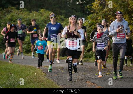 Richmond, Kanada. September 2025. Teilnehmer in Piratenkostümen nehmen am Big Pirate Run in Richmond, British Columbia, Kanada, am 21. September 2025 teil. Der jährliche Fun-Lauf umfasste Strecken von 1 km bis zu einem Halbmarathon und zog Hunderte von Läufern jeden Alters an. Quelle: Liang Sen/Xinhua/Alamy Live News Stockfoto