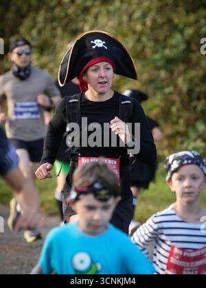 Richmond, Kanada. September 2025. Teilnehmer in Piratenkostümen nehmen am Big Pirate Run in Richmond, British Columbia, Kanada, am 21. September 2025 teil. Der jährliche Fun-Lauf umfasste Strecken von 1 km bis zu einem Halbmarathon und zog Hunderte von Läufern jeden Alters an. Quelle: Liang Sen/Xinhua/Alamy Live News Stockfoto