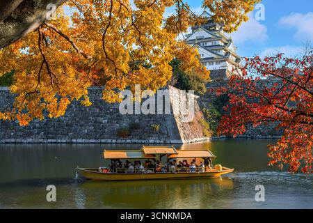 Osaka, Japan - 25. November 2024: Osaka Gozabune Bootsfahrt mit Touristen am inneren Burggraben von Osaka in Osaka, japan Stockfoto