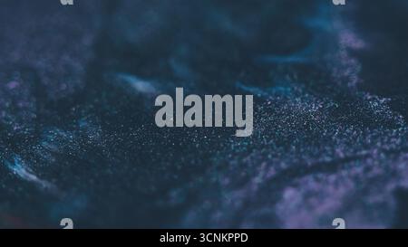 Unscharfe, feuchte Textur. Glitzernder Hintergrund. Defokussierte lila schwarze Farbe glänzende Farbe schimmert Wasserfluss auf dunkler Bokeh-Abstraktion. Stockfoto