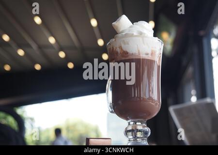 Genießen Sie heiße Schokolade mit Schlagsahne und Marshmallows Stockfoto