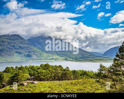 Oberer Loch Torridon in Wester Ross, Schottland, mit Blick auf den Gipfel des Liathach, versteckt in Wolken. Stockfoto