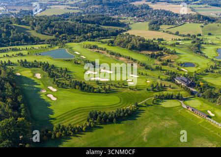 Blick aus der Vogelperspektive auf einen wunderschönen grünen Golfplatz in Pysely, Tschechische republik Stockfoto