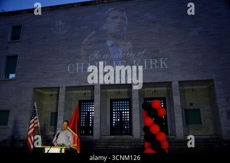 Charlie Kirk Gedenkfeier in Tirana, Albanien am 21. September 2025. Ein Redner spricht während einer Gedenkfeier für den US-konservativen politischen Aktivisten Charlie Kirk am Mother Teresa Square in Tirana, Albanien, am 21. September 2025. Kirk wurde am 10. September während einer Pause auf seiner American Comeback Tour erschossen, die von Turning Point USA an der Utah Valley University organisiert wurde. TIRANE ALBANIEN Copyright: XMALTONxDIBRAx Stockfoto
