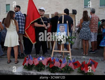 Charlie Kirk Gedenkfeier in Tirana, Albanien am 21. September 2025. Die Menschen zünden Kerzen an, während sie am 21. September 2025 an einer Gedenkfeier des US-konservativen politischen Aktivisten Charlie Kirk auf dem Mother Teresa Square in Tirana, Albanien, teilnehmen. Kirk wurde am 10. September während einer Pause auf seiner American Comeback Tour erschossen, die von Turning Point USA an der Utah Valley University organisiert wurde. TIRANE ALBANIEN Copyright: XMALTONxDIBRAx Stockfoto