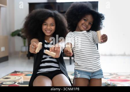 Portrait Happy Child, das Spielzeugblöcke spielt und lernt. Kinder sind zu Hause sehr glücklich und aufgeregt. Kinder haben eine tolle Zeit beim Spielen, bei Aktivitäten, bei der Entwicklung Stockfoto