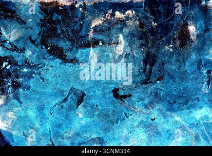 Abstrakter Hintergrund mit verschiedenen Texturen und chaotischen Flecken. Verschiedene Blau-, Pfirsichfarben-, Schwarz- und Weißtöne. Spritzer von schmutzigem Dunkelblau und weiß. Verlauf von hell zu dunkel, von unten nach oben. Stockfoto