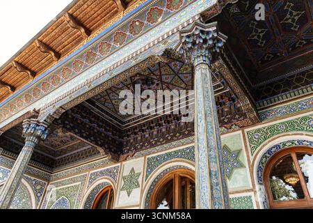 Komplizierte islamische Fliesen und Holzarchitektur im Staatlichen Museum für angewandte Kunst in Taschkent, Usbekistan, das traditionelle zentralasiatische A zeigt Stockfoto