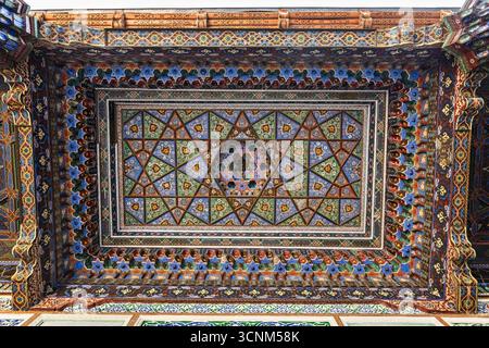 Komplizierte islamische Fliesen und Holzarchitektur im Staatlichen Museum für angewandte Kunst in Taschkent, Usbekistan, das traditionelle zentralasiatische A zeigt Stockfoto