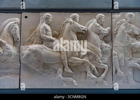 Detail von parthenon, Südfries-Replik. Darstellung der Reiter der panathenäischen Prozession. Akropolis-Museum in Athen, Griechenland. Mai 2025 Stockfoto