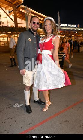 Joelina Drews mit Freund Adrian Louis 190. Oktoberfest - Almauftrieb bei Käfer - Wiesn - München - 21. September 2025 *** Joelina Drews mit Freund Adrian Louis 190 Oktoberfest Almauftrieb im Käfer Wiesn München 21. September 2025 Stockfoto