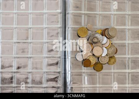 World Mixed Coin Collection auf transparenter Albumseite Stockfoto