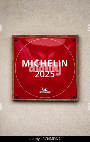 Marsaxlokk, Malta - 13. April 2025: Rote Michelin-Gedenktafel aus dem Jahr 2025 an der Außenwand eines feinen Restaurants im Fischerdorf Mars Stockfoto