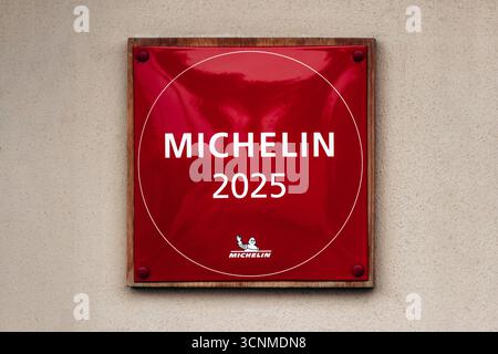 Marsaxlokk, Malta - 13. April 2025: Rote Michelin-Gedenktafel aus dem Jahr 2025 an der Außenwand eines feinen Restaurants im Fischerdorf Mars Stockfoto