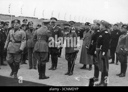 Reichskanzler Adolf Hitler besucht ein faschistisches Jugendlager. Sichtbar sind unter anderem der italienische Premierminister Benito Mussolini (links), Marschall Rodolfo Graziani und Marschall Emilio de Bono (Gruß A. Hitler) 1935 Stockfoto
