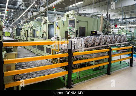 Pisek, Tschechische Republik. September 2025. Aisin Europe Manufacturing Czech, das Automobilkomponenten herstellt, Pisek, 18. September 2025. Die Abbildung zeigt eine Bearbeitungslinie für Aluminiumgussteile. Quelle: Petr Skrivanek/CTK Photo/Alamy Live News Stockfoto