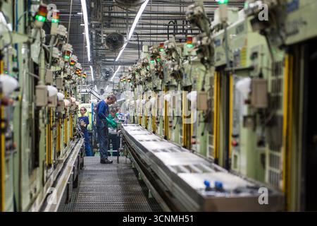 Pisek, Tschechische Republik. September 2025. Aisin Europe Manufacturing Czech, das Automobilkomponenten herstellt, Pisek, 18. September 2025. Die Abbildung zeigt einen Bediener an der Bearbeitungslinie für Aluminiumguss. Quelle: Petr Skrivanek/CTK Photo/Alamy Live News Stockfoto