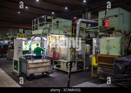 Pisek, Tschechische Republik. September 2025. Aisin Europe Manufacturing Czech, das Automobilkomponenten herstellt, Pisek, 18. September 2025. Die Abbildung zeigt einen Bediener einer Druckgusspresse für Aluminiumgussteile. Quelle: Petr Skrivanek/CTK Photo/Alamy Live News Stockfoto