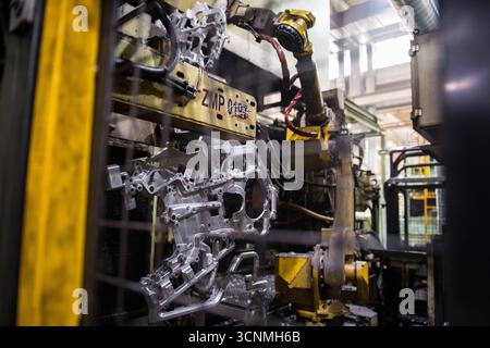 Pisek, Tschechische Republik. September 2025. Aisin Europe Manufacturing Czech, das Automobilkomponenten herstellt, Pisek, 18. September 2025. Die Abbildung zeigt einen Manipulator aus Aluminiumguss. Quelle: Petr Skrivanek/CTK Photo/Alamy Live News Stockfoto