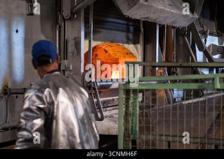 Pisek, Tschechische Republik. September 2025. Aisin Europe Manufacturing Czech, das Automobilkomponenten herstellt, Pisek, 18. September 2025. Die Abbildung zeigt einen Bediener eines Schmelzofens. Quelle: Petr Skrivanek/CTK Photo/Alamy Live News Stockfoto