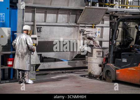 Pisek, Tschechische Republik. September 2025. Aisin Europe Manufacturing Czech, das Automobilkomponenten herstellt, Pisek, 18. September 2025. Hier abgebildet, gießt ein Schmelzofenbetreiber eine Schmelze aus Aluminiumlegierung. Quelle: Petr Skrivanek/CTK Photo/Alamy Live News Stockfoto