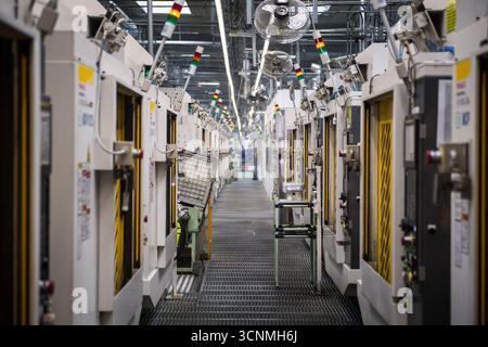 Pisek, Tschechische Republik. September 2025. Aisin Europe Manufacturing Czech, das Automobilkomponenten herstellt, Pisek, 18. September 2025. Die Abbildung zeigt eine Bearbeitungslinie für Aluminiumgussteile. Quelle: Petr Skrivanek/CTK Photo/Alamy Live News Stockfoto