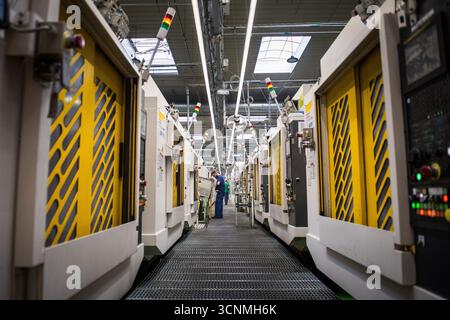 Pisek, Tschechische Republik. September 2025. Aisin Europe Manufacturing Czech, das Automobilkomponenten herstellt, Pisek, 18. September 2025. Die Abbildung zeigt einen Bediener an der Bearbeitungslinie für Aluminiumguss. Quelle: Petr Skrivanek/CTK Photo/Alamy Live News Stockfoto