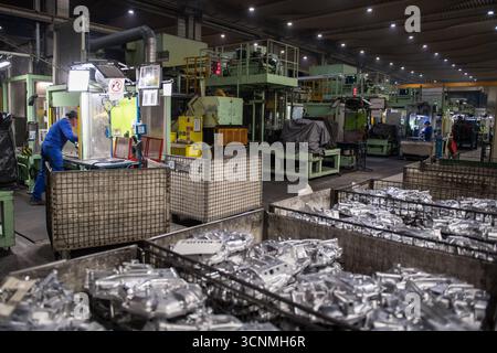 Pisek, Tschechische Republik. September 2025. Aisin Europe Manufacturing Czech, das Automobilkomponenten herstellt, Pisek, 18. September 2025. Hier sind Pressen für Aluminiumgussteile abgebildet. Quelle: Petr Skrivanek/CTK Photo/Alamy Live News Stockfoto