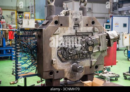 Pisek, Tschechische Republik. September 2025. Aisin Europe Manufacturing Czech, das Automobilkomponenten herstellt, Pisek, 18. September 2025. Die Abbildung zeigt eine halbe Form für Aluminiumdruckgussteile. Quelle: Petr Skrivanek/CTK Photo/Alamy Live News Stockfoto