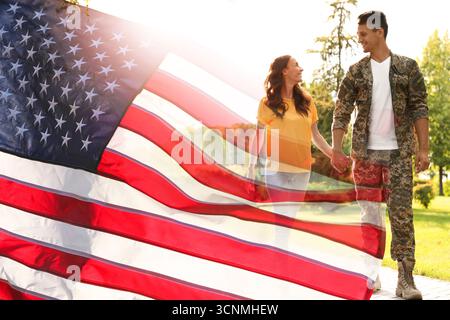 Militärmann und seine Freundin draußen, doppelte Exposition mit Nationalflagge der USA Stockfoto