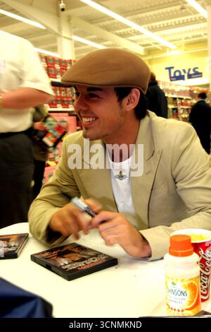 Big Brother 2005 Gewinner Anthony Hutton signiert Kopien seiner DVD Anthony's 70's Workout in einem Tesco 24 Store in Kingston Park, Newcastle upon Tyne - 30. Dezember 2005 Stockfoto