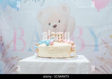Nahaufnahme von Babyduschkuchen, dekoriert mit Teddybären und Pastellballons. Ideal für Bäckerei Marketing, Mutterschaftsveranstaltungen, Familienfeiern und Stockfoto
