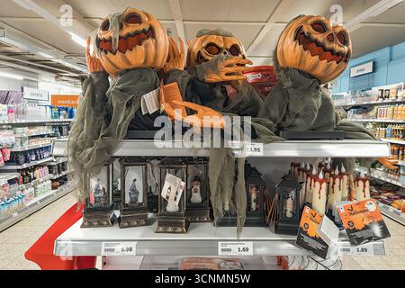 ZUIDLAREN - Ein speziell dekoriertes Regal mit verschiedenen Dekorationsgegenständen für die Halloween-Feier am 31. Oktober in einer Filiale der ACTION-Handelskette. Zuidlaren, Tynaarlo, Drenthe, Niederlande. ANP / Hollandse Hoogte / Marcel Berendsen niederlande aus - belgien aus Stockfoto