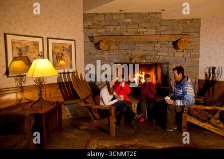 In einem Skigebiet in Kalifornien genießt eine Familie schöne Zeit am Feuer. Stockfoto