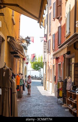 Farbenfrohe Gebäude in engen Gassen in der Altstadt von Gardasee, Verona, Italien Stockfoto