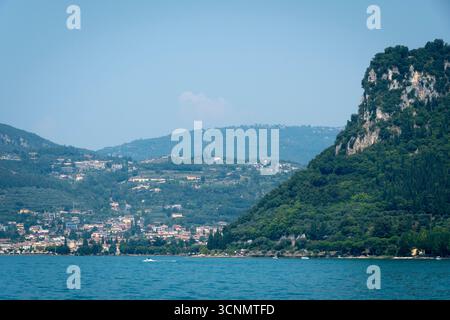 Steiler Hügel „La Rocca“, Garda, Gardasee, Verona, Italien Stockfoto