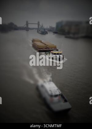 Themse River London UK River Barge Traffic Conomerce Boats Tower Bridge Stockfoto