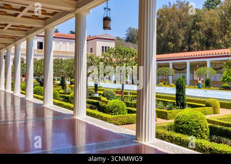 Blick auf den Pool der Getty Villa vom äußeren Peristyle, Malibu, Kalifornien Stockfoto