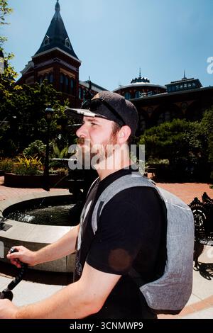 Mann, der im Garten in Washington, DC, läuft und schiebt Stockfoto